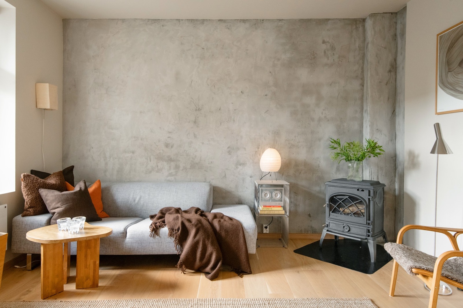 Stuen oppleves som åpen og innbydende, med store vindusflater som slipper inn rikelig med naturlig lys. Galleribilde