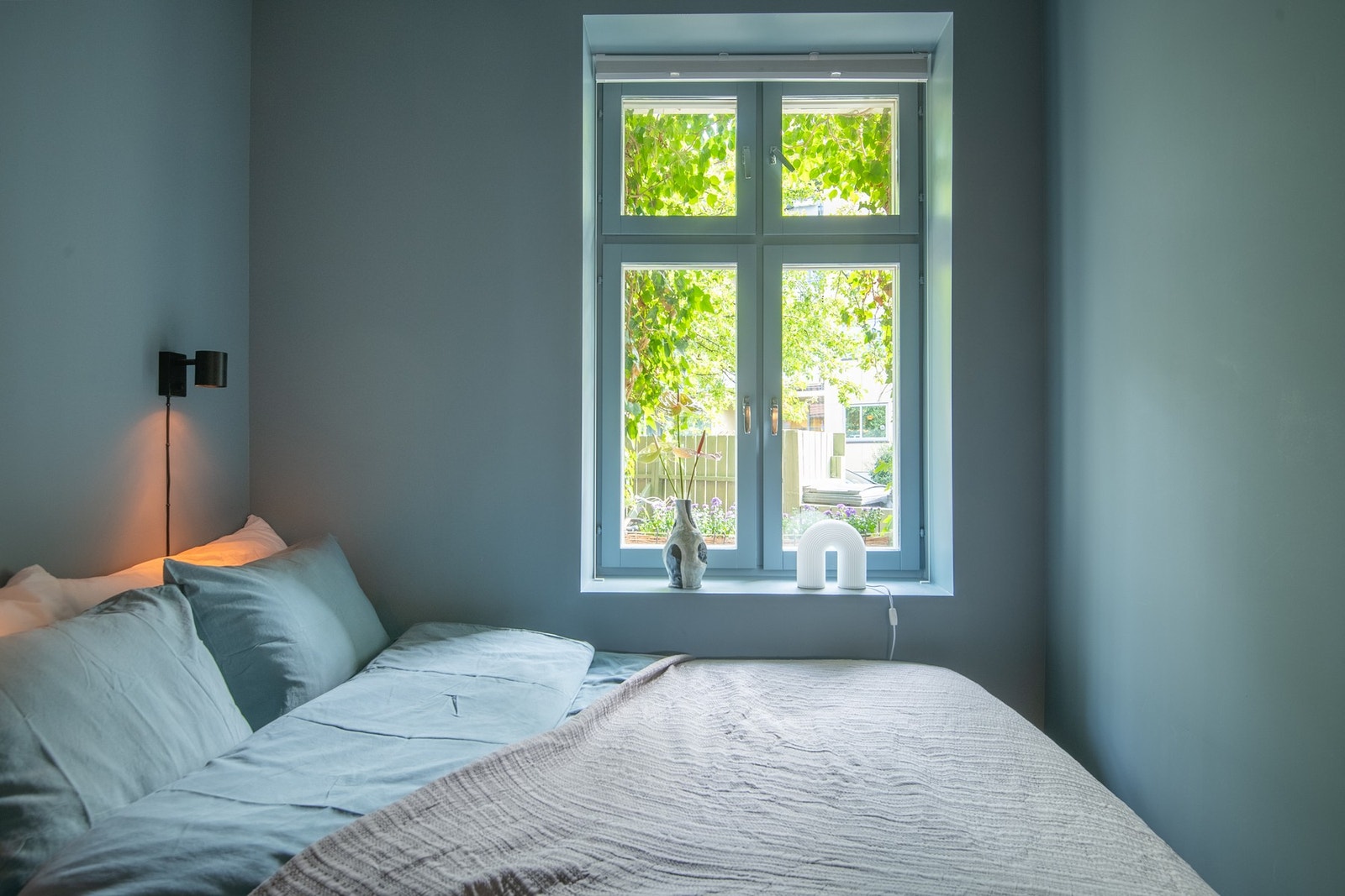 Hovedsoverommet er malt i en dus, mørkere fargetone som skaper en lun atmosfære, og på gulvet er det lagt et lekkert tregulv som tilfører varme og karakter. Galleribilde