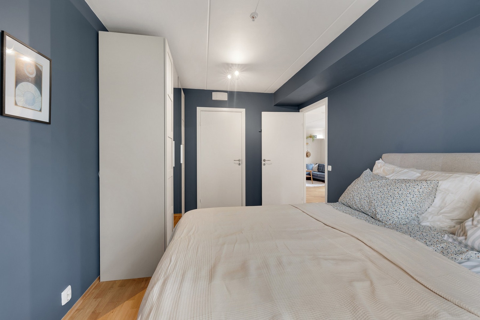 Fra soverommet er det direkte tilgang til omkledningsrom Galleribilde