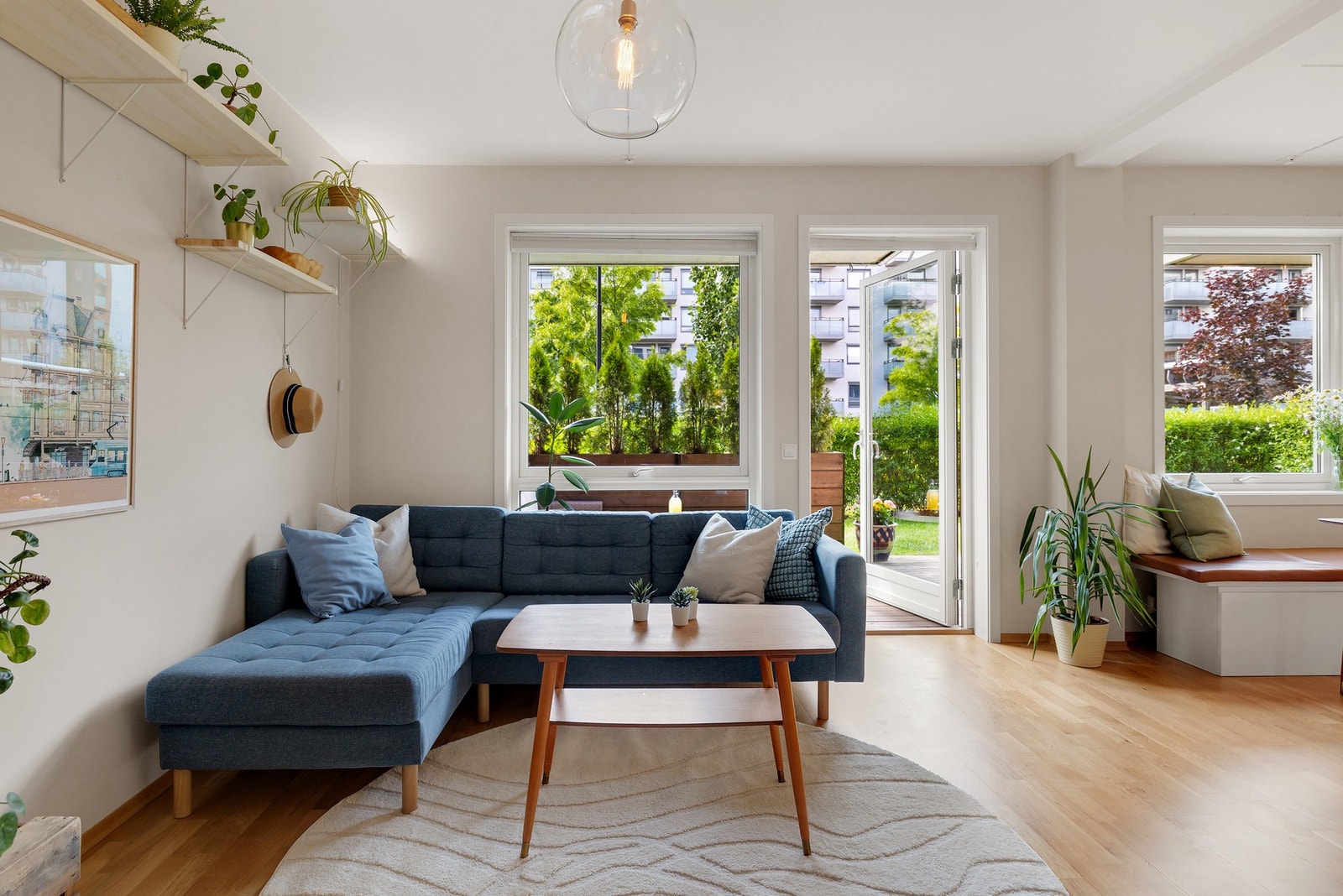 Stuen har store vindusflater som slipper inn rikelig med naturlig lys Galleribilde