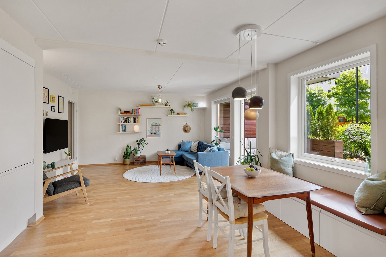 I tilknytning til kjøkkenet er det god plass til spisebord Galleribilde