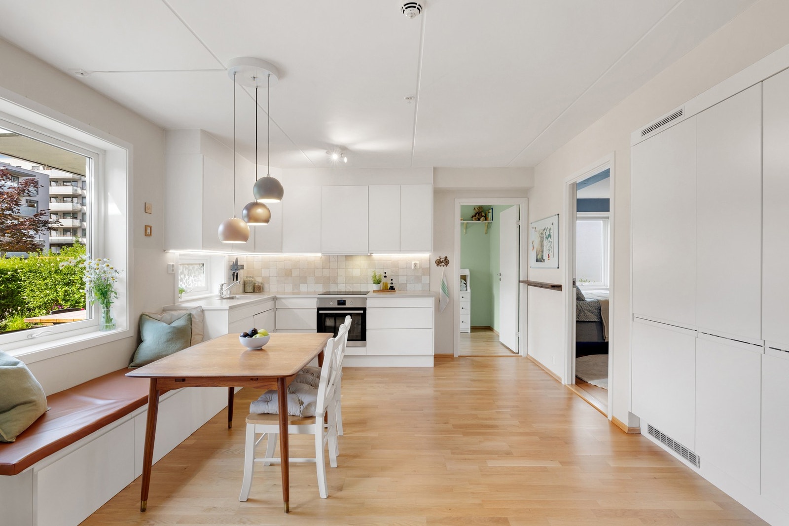 Praktisk spisebord i tilknytning til kjøkkenet Galleribilde