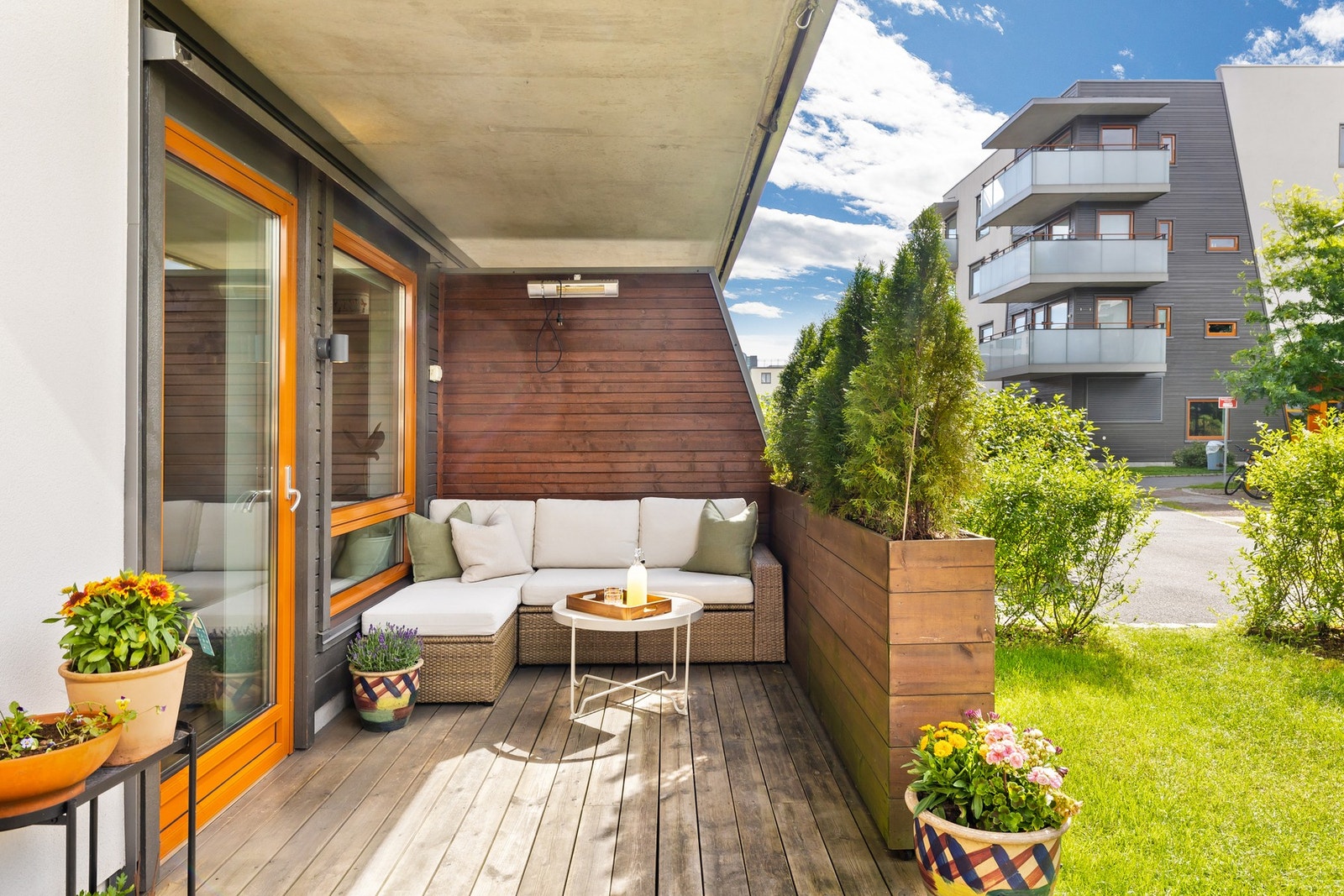 Solrik og privat markterrasse med gode solforhold. Markterrassen er utført med impregnerte terrassebord og fremstår svært godt vedlikehold Galleribilde