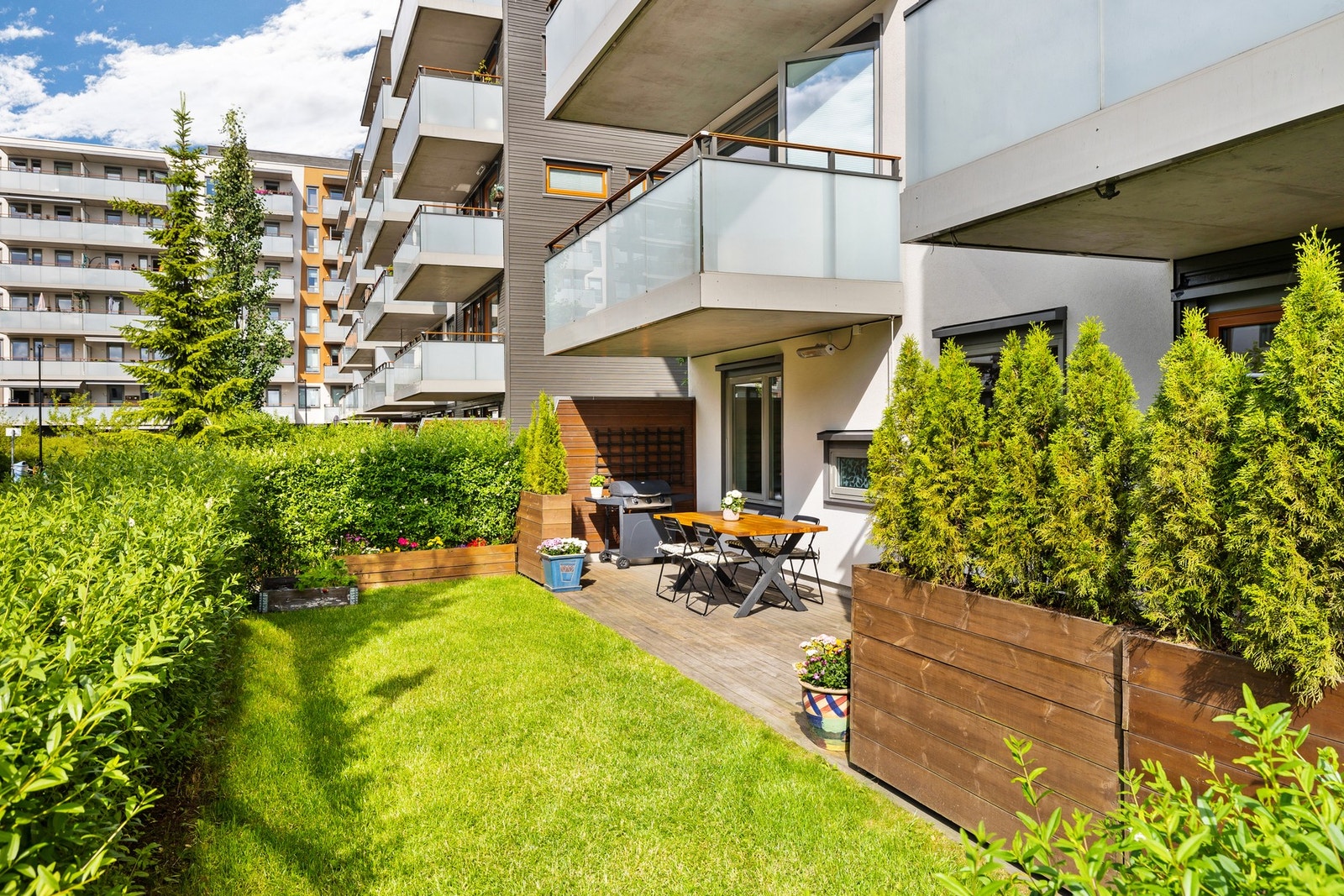 Hagen og markterrassen vender pent innover mot usjenert opparbeidet fellesområde Galleribilde