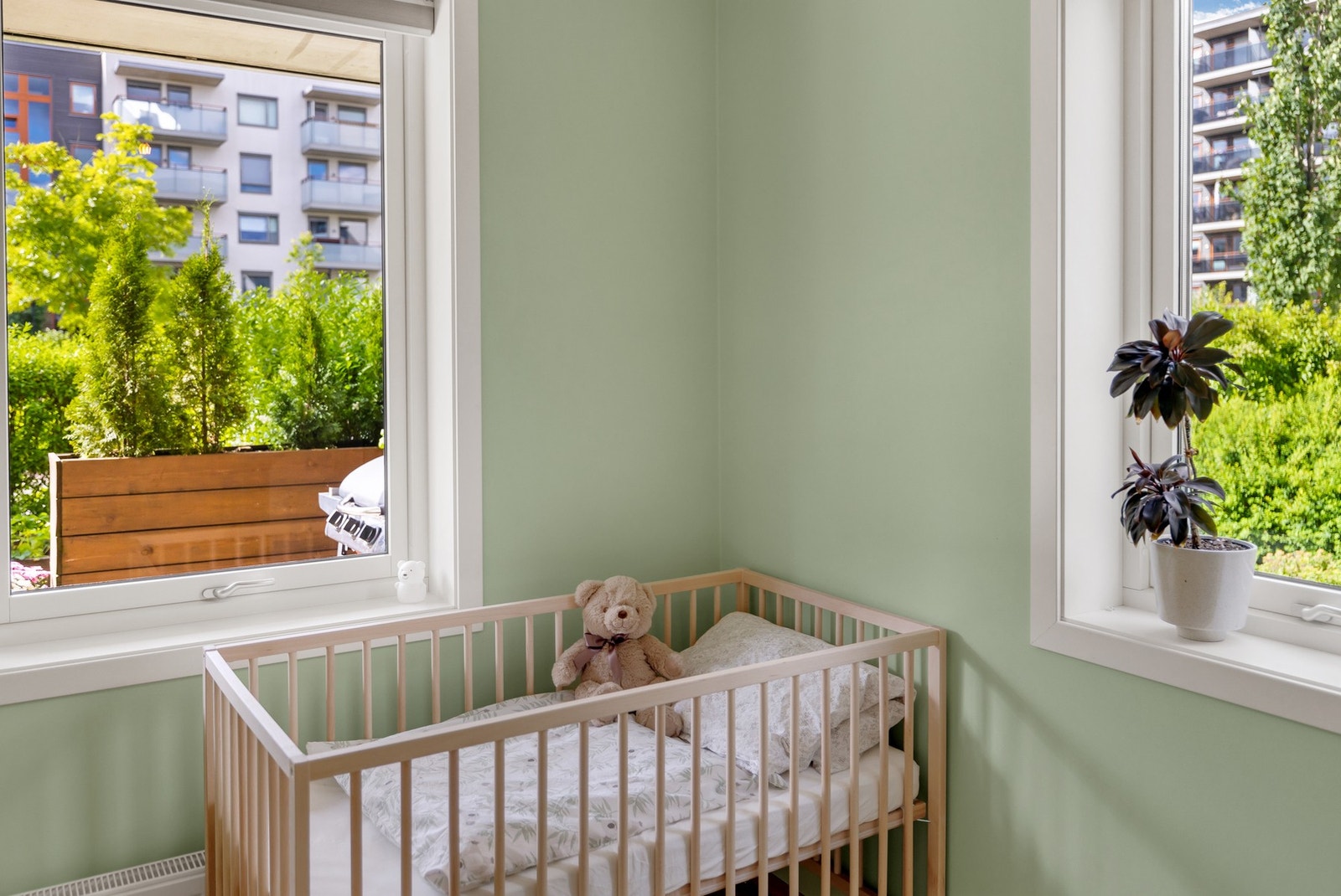 Store vindusflater som slipper inn rikelig med naturlig lys Galleribilde