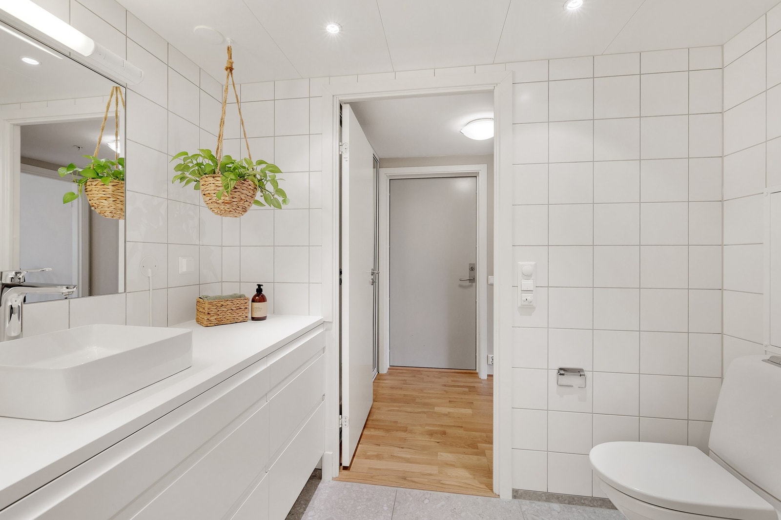 Lekkert flislagt bad som er av god størrelse Galleribilde