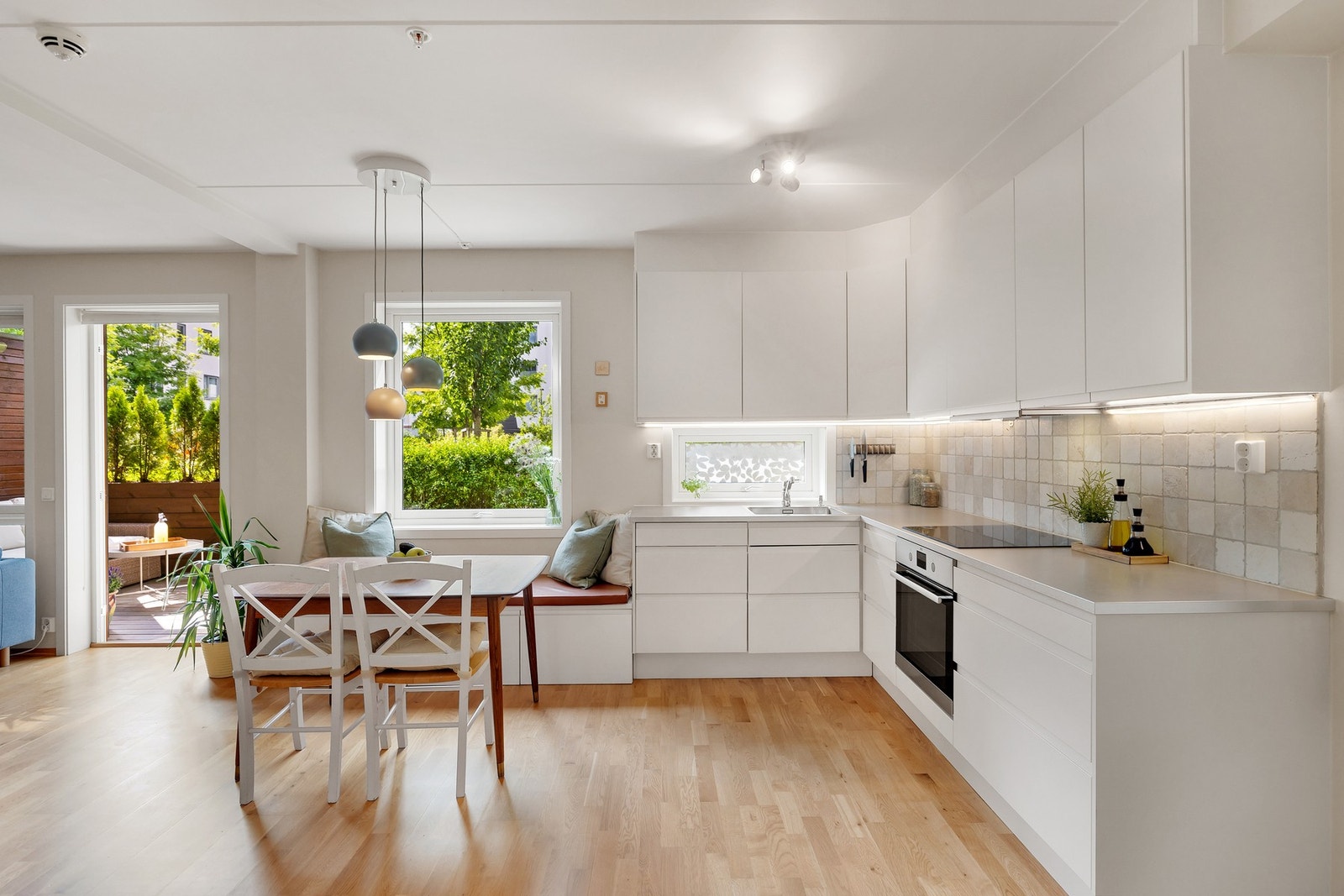 Lekkert kjøkken som har godt med skap- og benkeplass Galleribilde