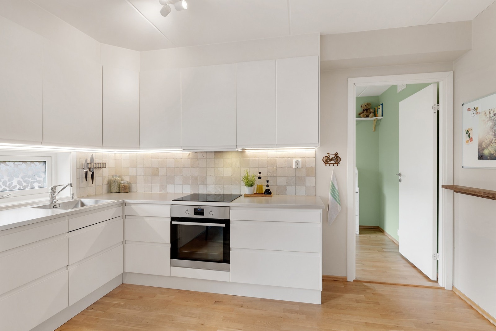 Kjøkkenet har en lekker flislagt bakvegg Galleribilde