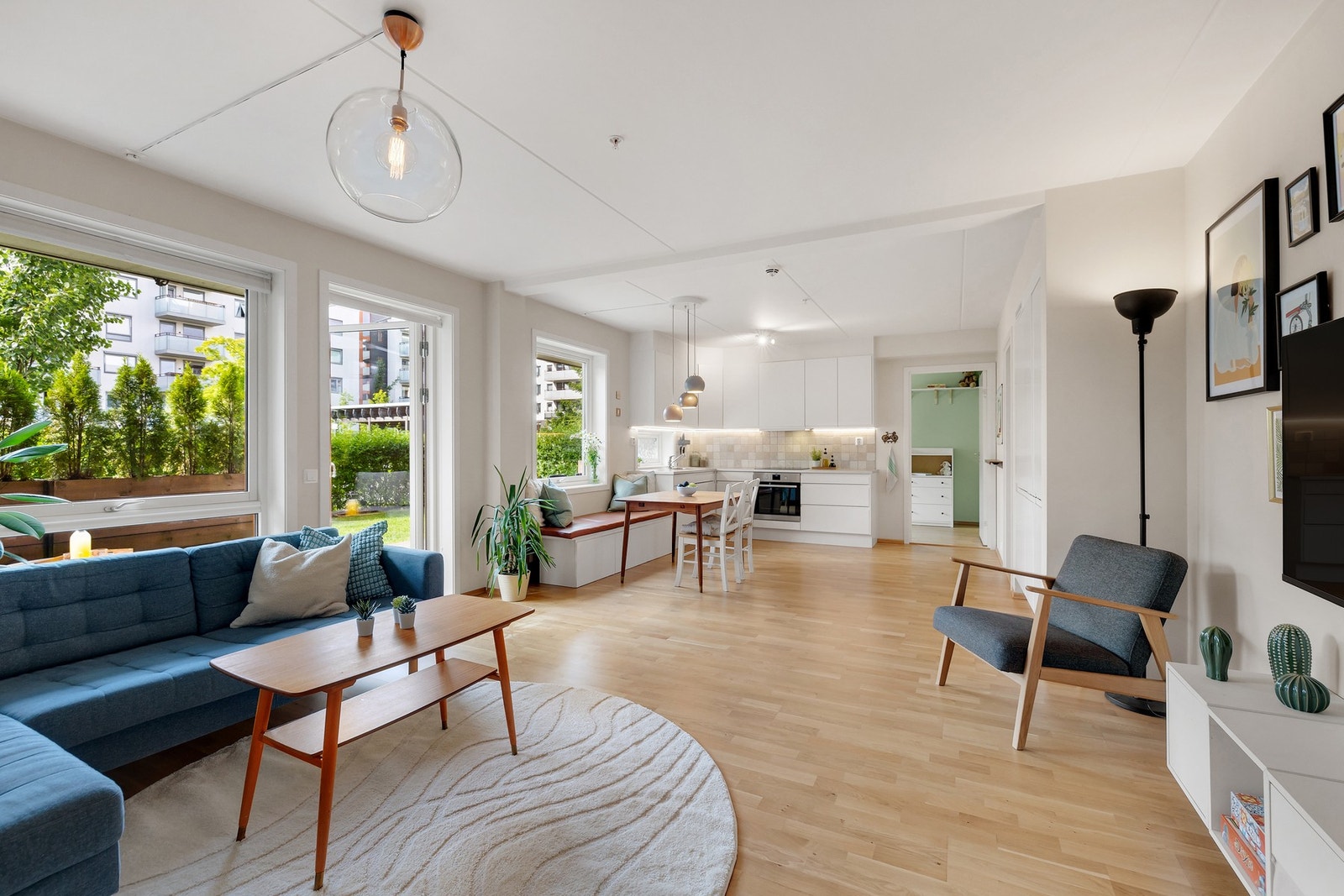 Lys og romslig åpen stue- og kjøkkenløsning som skaper en herlig atmosfære Galleribilde