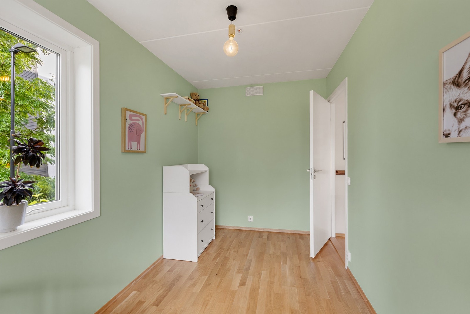 Her er det god plass til seng og ønsket møblement Galleribilde