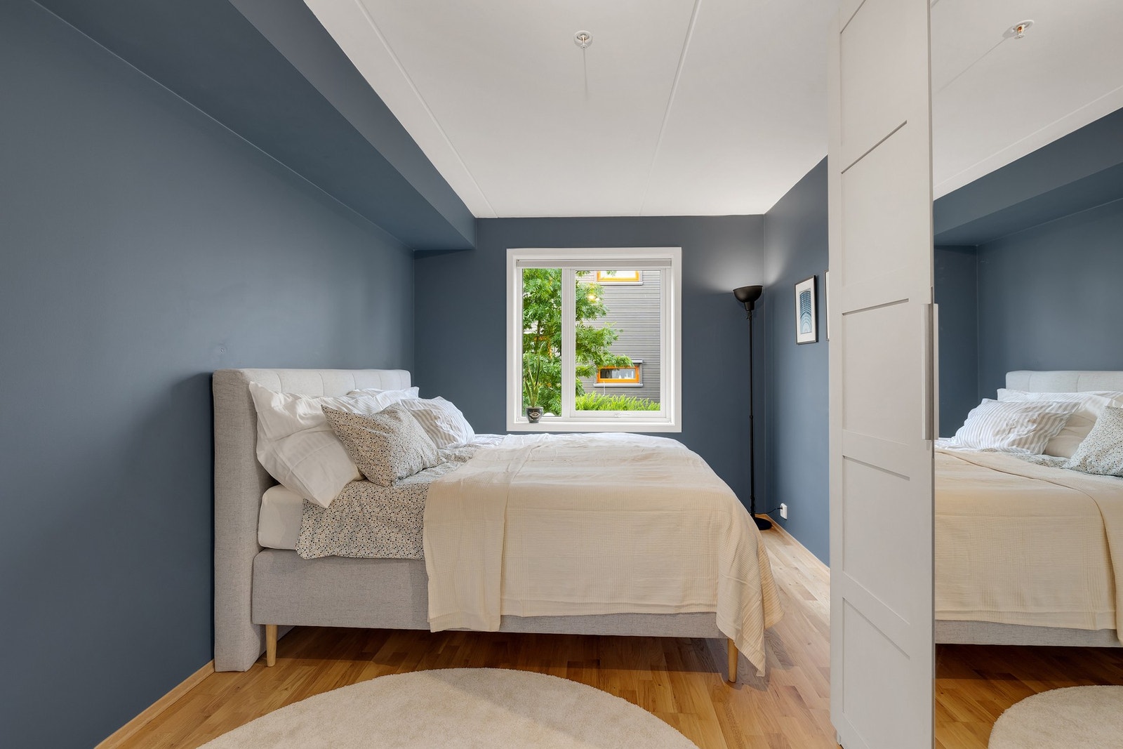 Rommet er malt i en nydelig blåtone Galleribilde