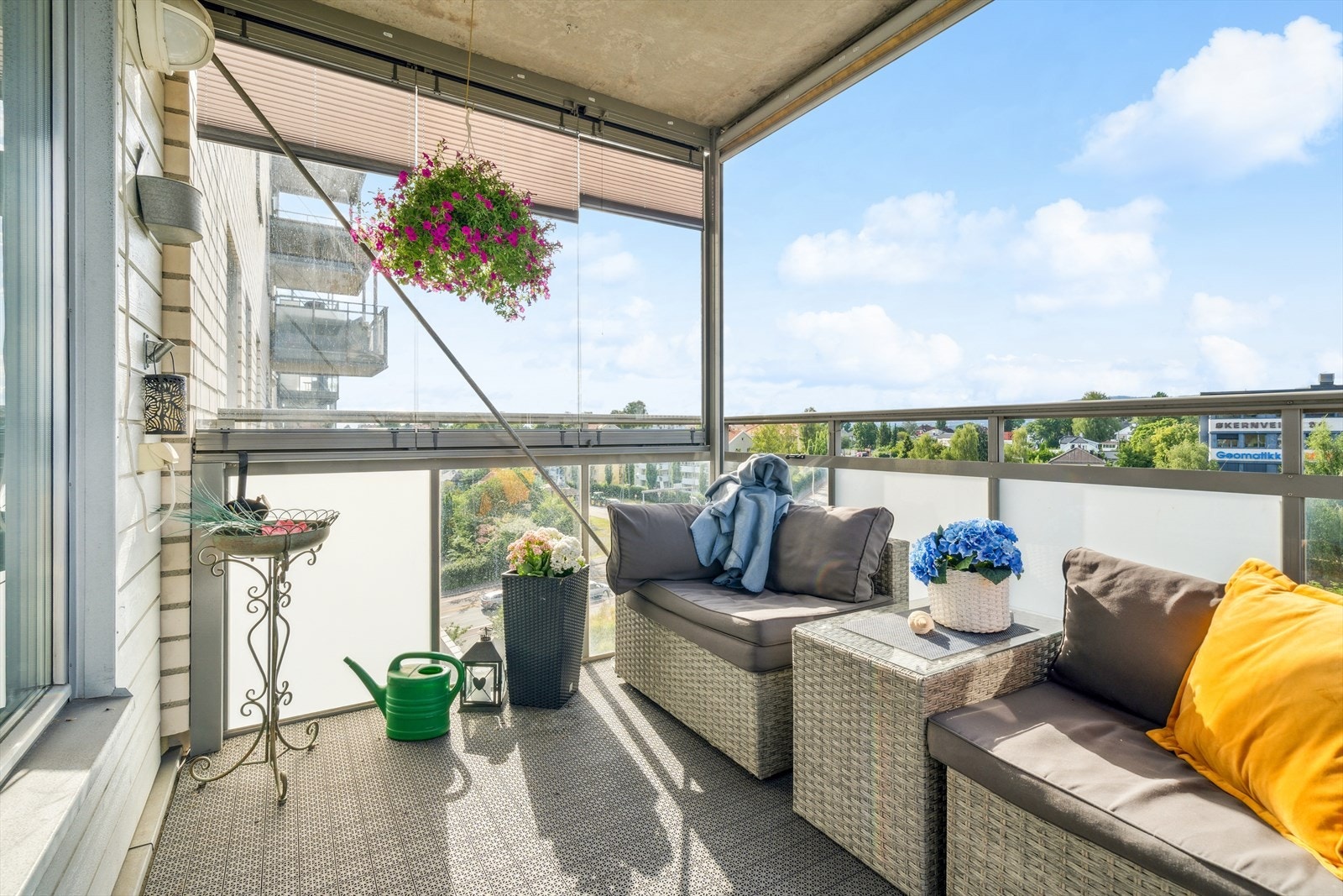 Balkongen er delvis innglasert og er på 6 m². Galleribilde