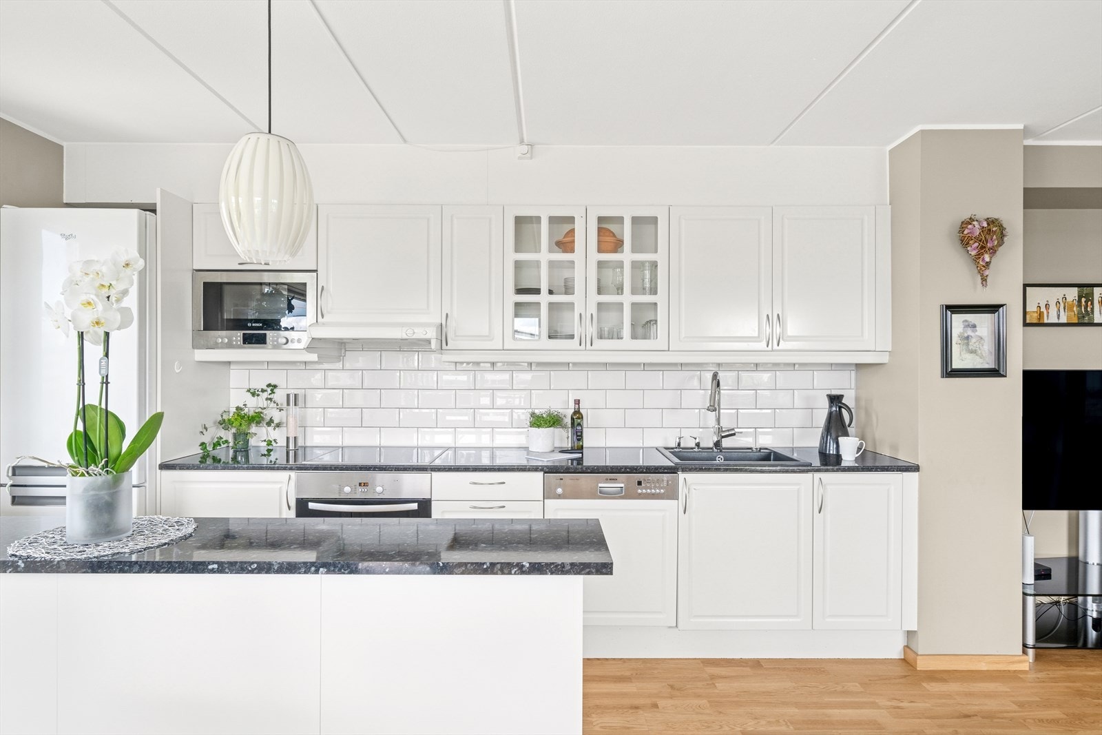 Kjøkkenet er fra byggeår og det ble tilført en kjøkkenøy i 2023 som gir mer arbeidsflater! Galleribilde