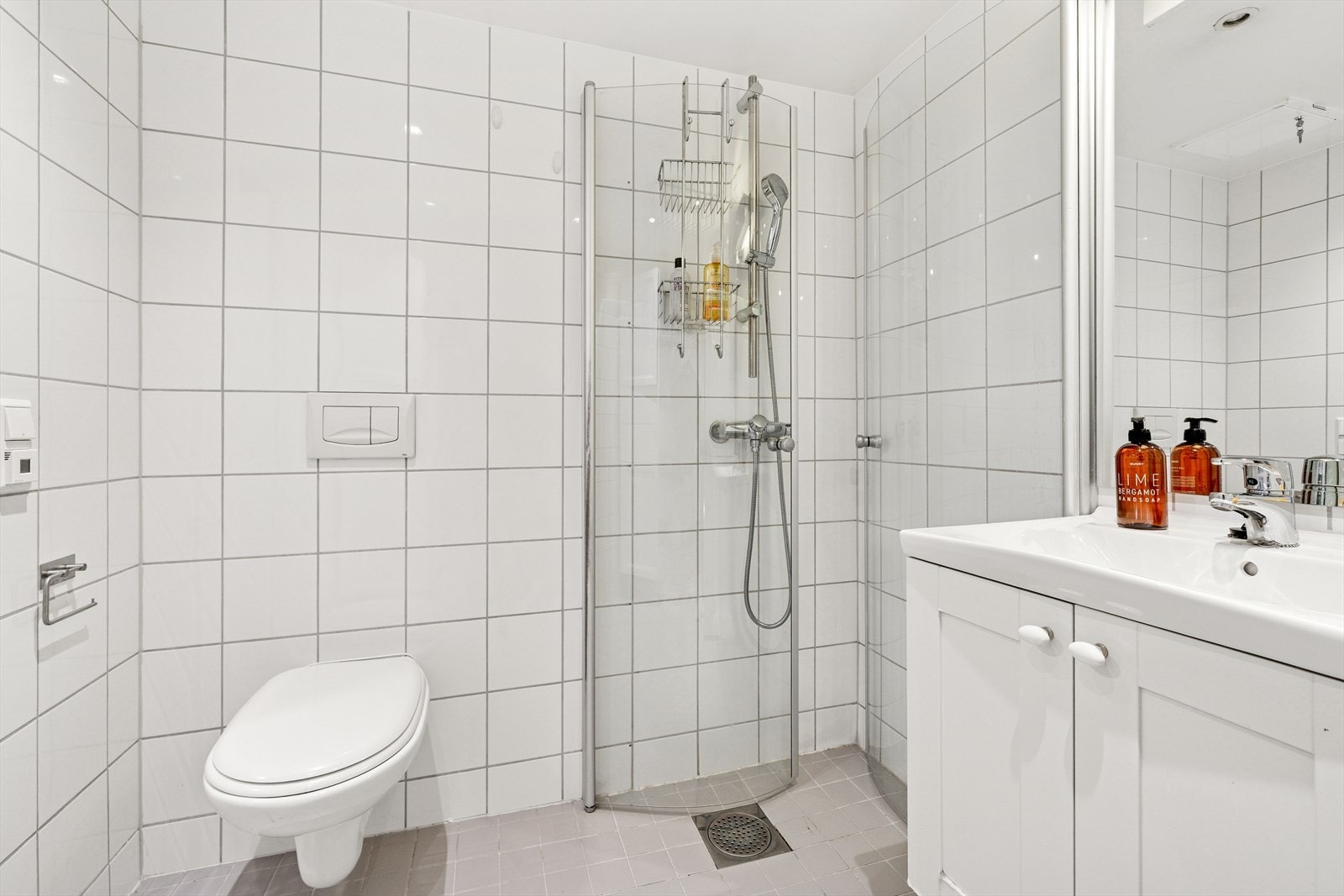 Badet er fra byggeår, og har blant annet integrert himlingsbelysning, gulvvarme og dusjhjørne. Galleribilde