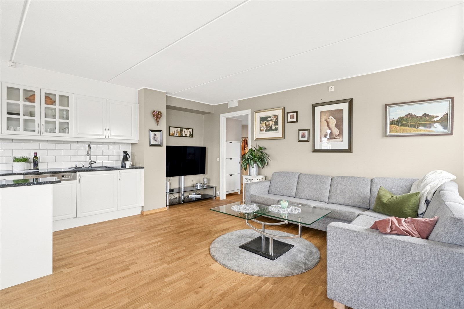 Stuen er svært romslig og lys, hvor du kan nyte avslappende kvelder med familie og venner. Galleribilde