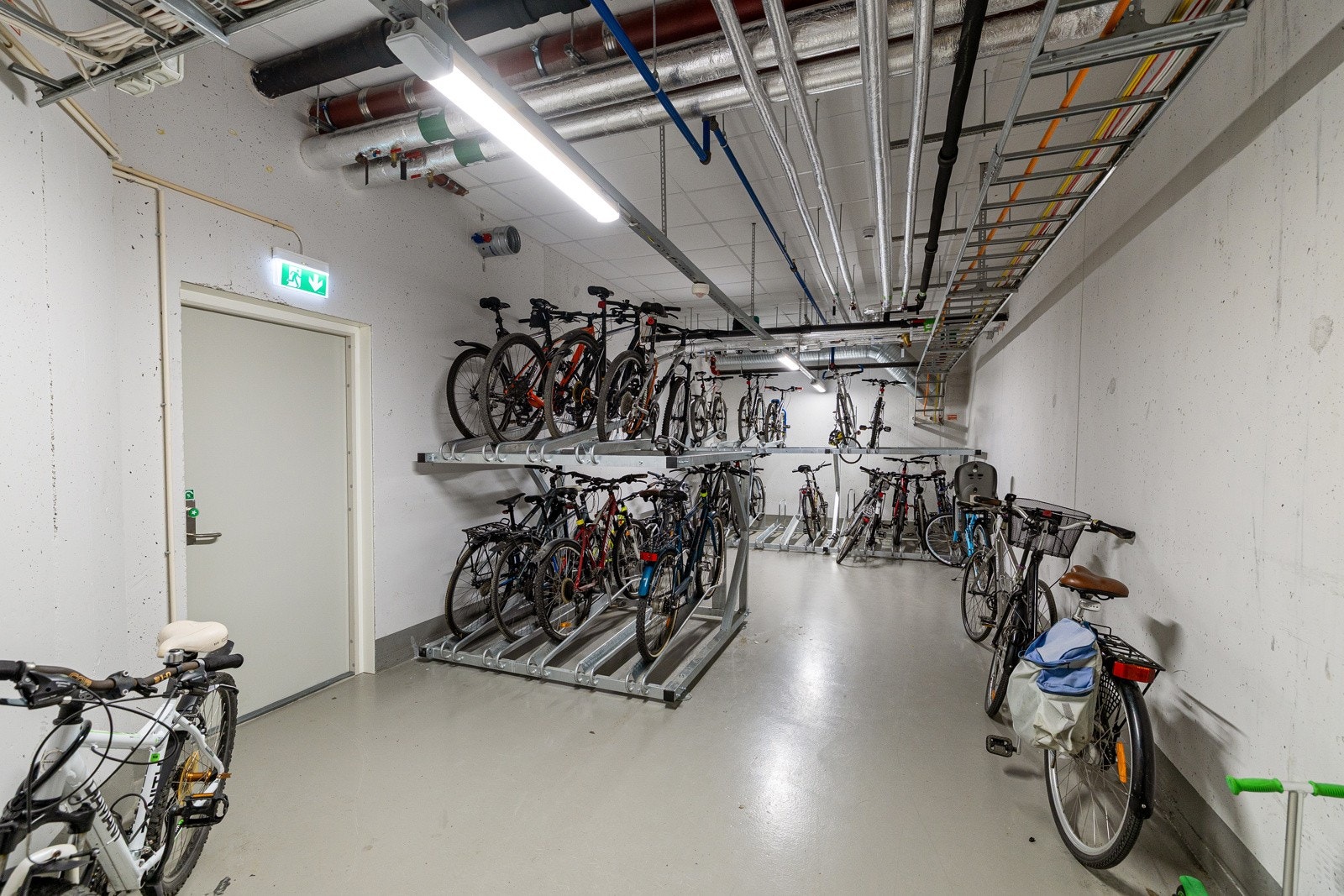 Sykkelparkering i garasjen. Galleribilde