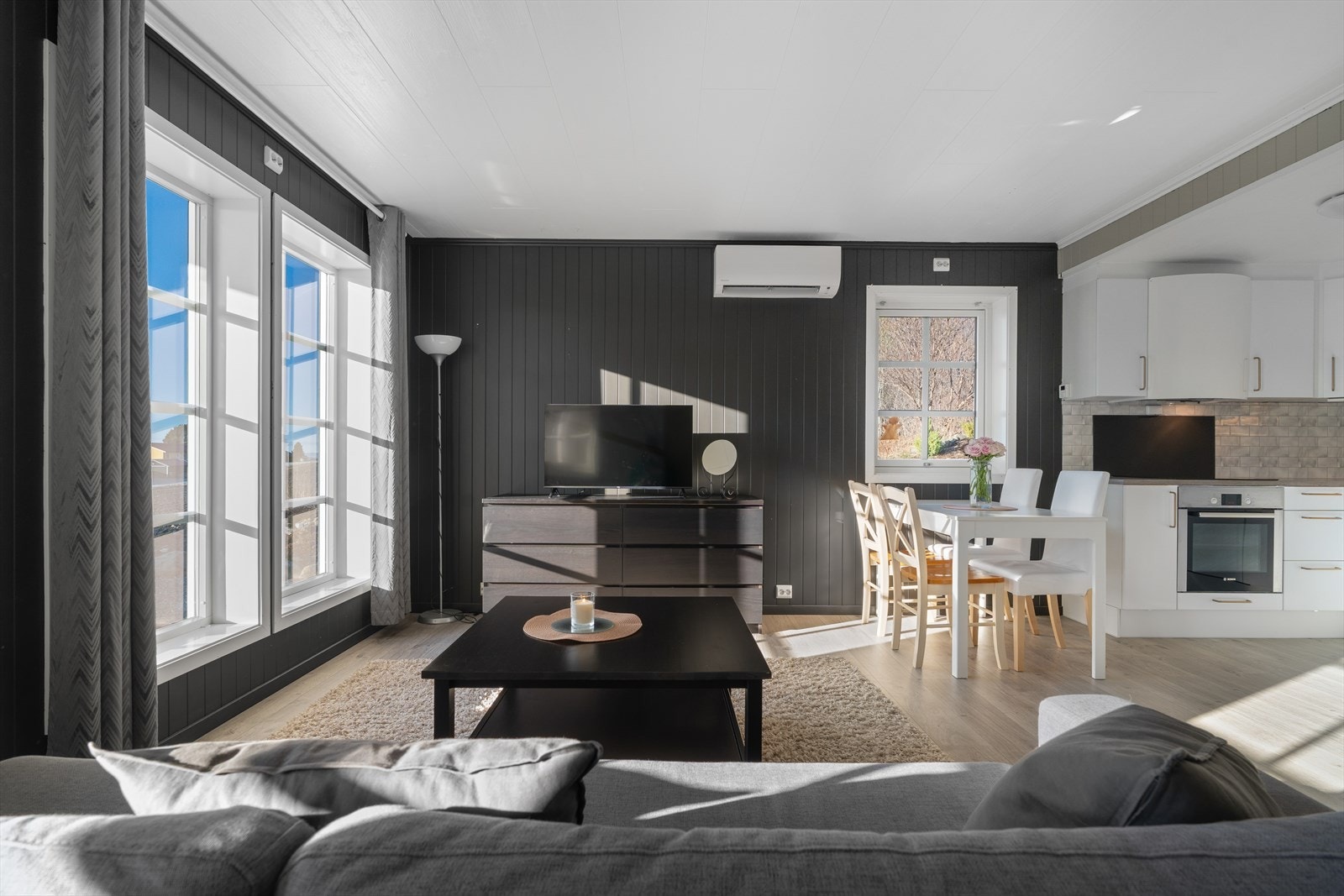 Stue og kjøkken er til sammen ca. 26 kvadratmeter Galleribilde