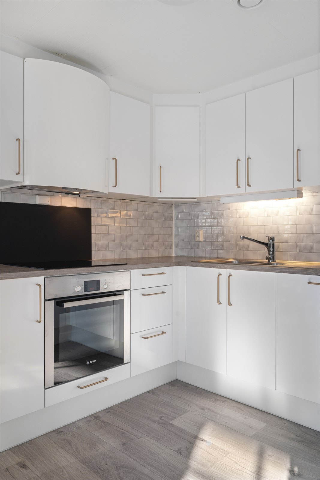 Kjøkkenet med innredning og utstyr er vurdert av takstmann til å være i bruksmessig god stand med normal bruksslitasje Galleribilde