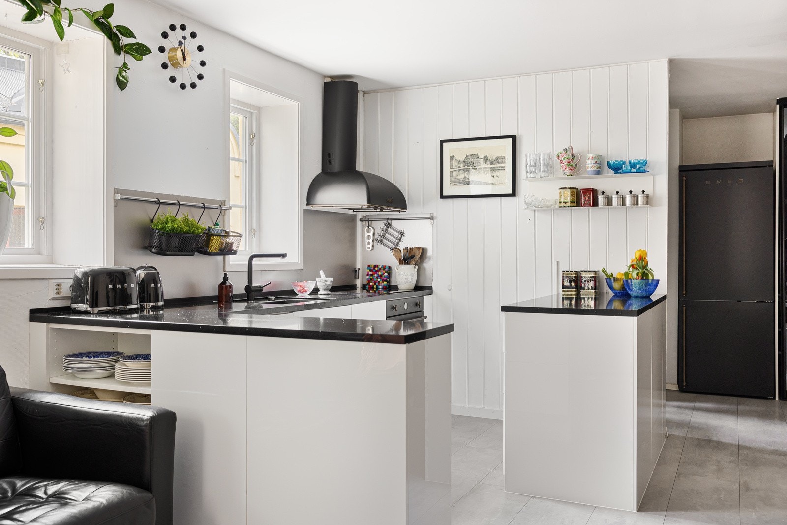 Lys og moderne kjøkkeninnredning med glatte lyse fronter Galleribilde