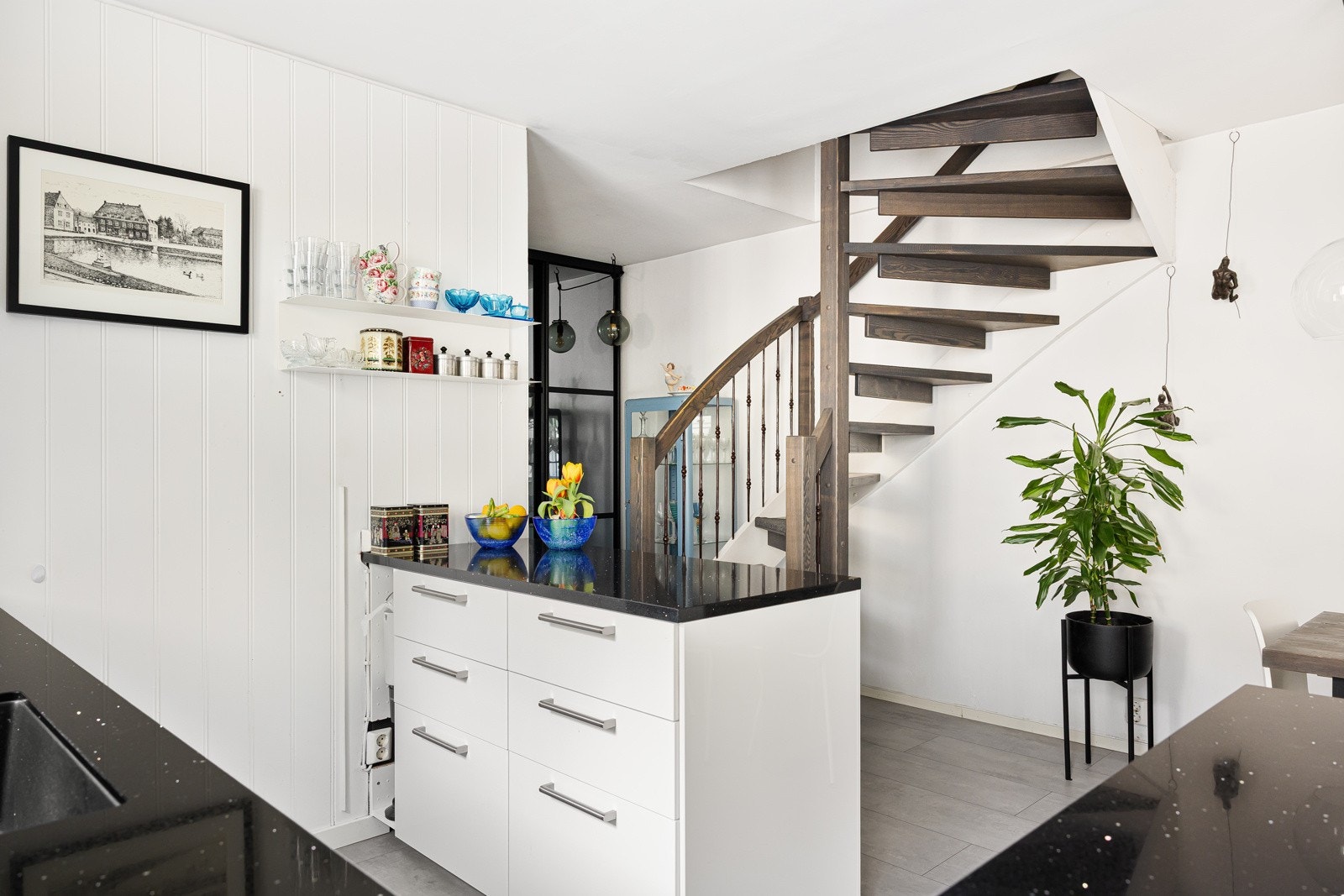 Det er rikelig med skap - og benkeplass på kjøkkenet Galleribilde