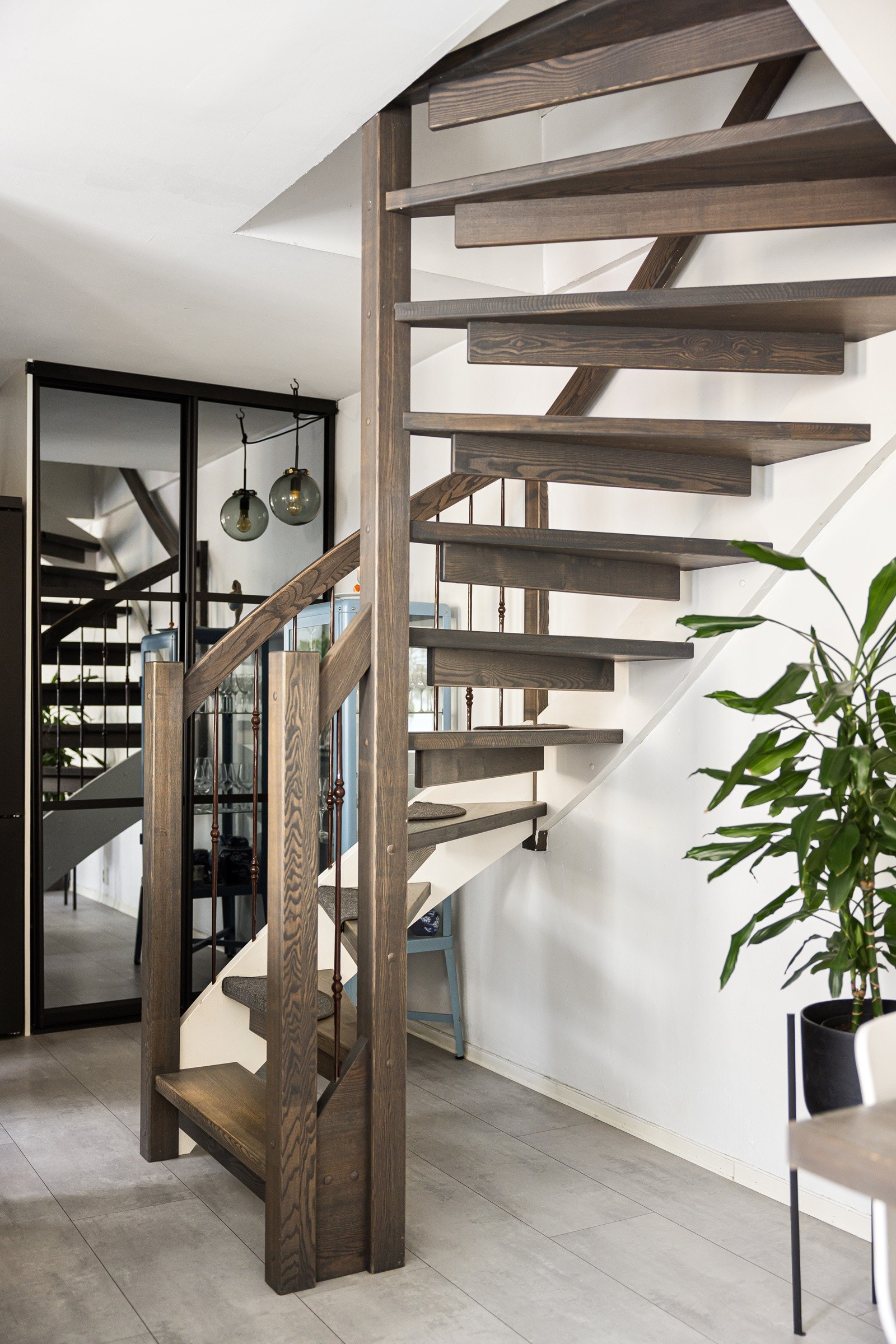 En smart trapp tar deg til 2.etasje med 2 soverom og baderom Galleribilde