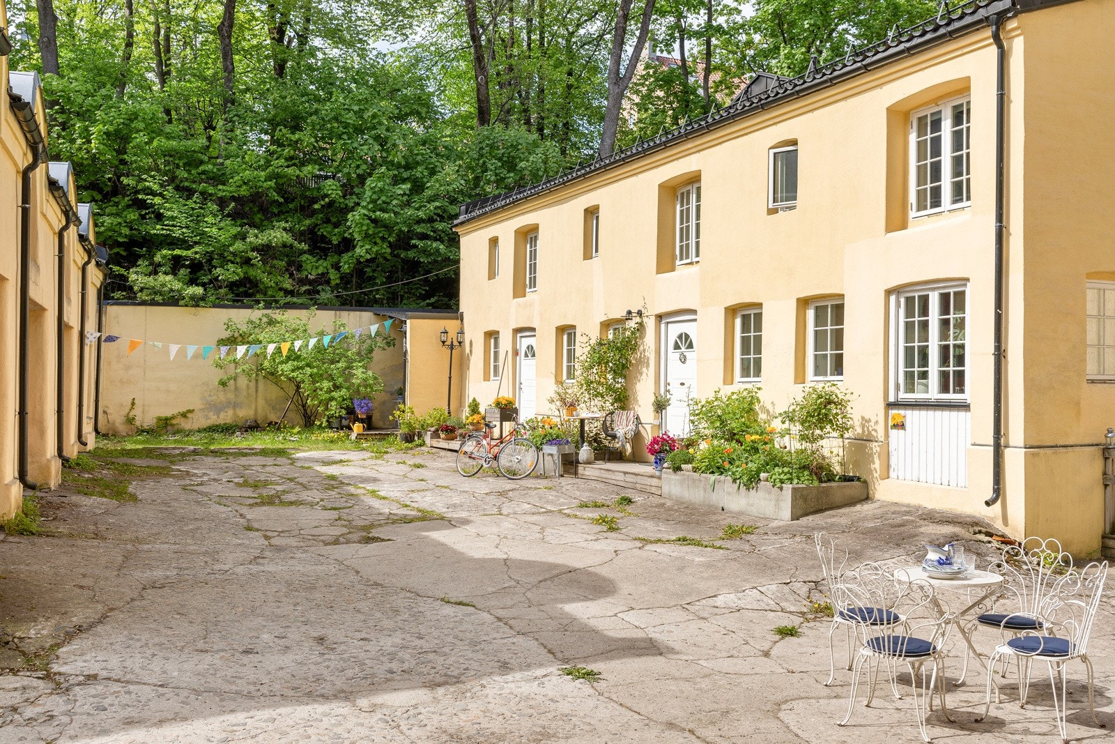 Boligen ligger svært skjermet til og gir deg en rolig hverdag Galleribilde