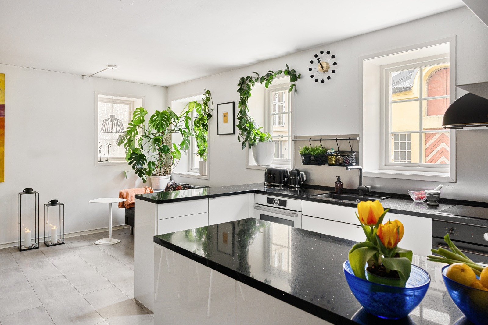 Flere vinduer gir godt med lys inn Galleribilde