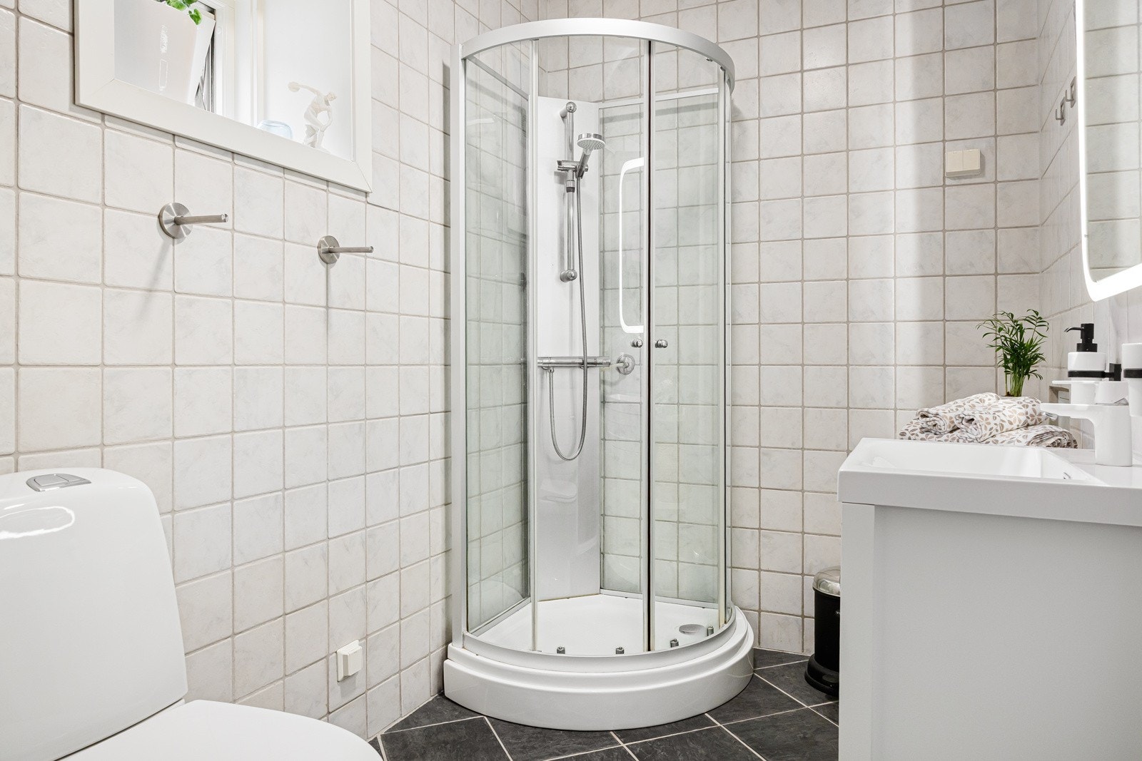 Flislagt baderom med varmekabler Galleribilde