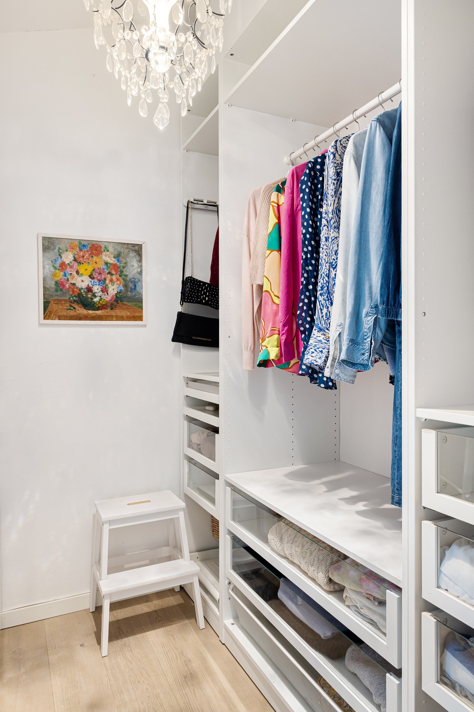 Dette soverommet har også en praktisk walk-in-garderobeløsning med god plass til oppbevaring av klær Galleribilde