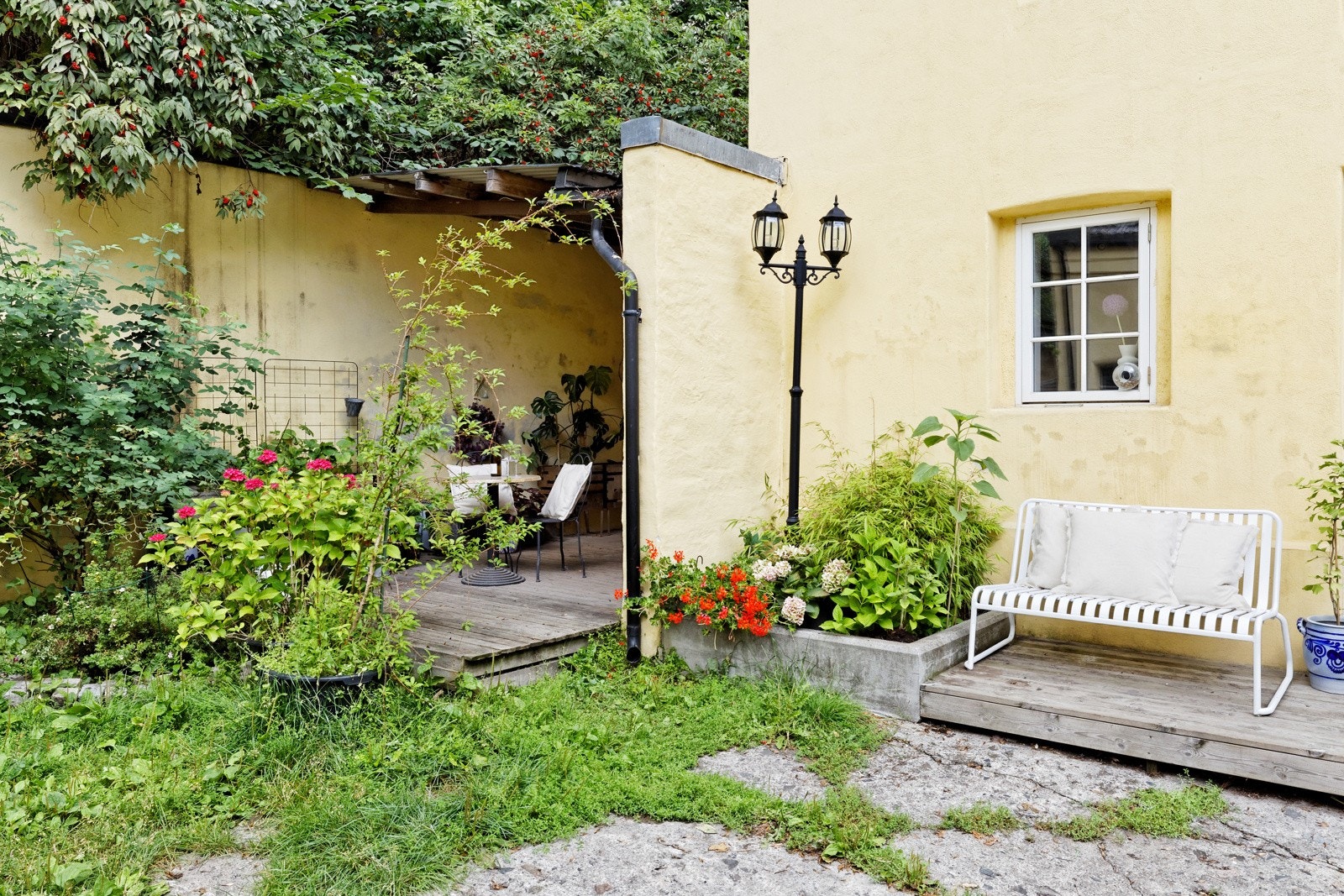 Flere sosiale soner i bakgården som kan brukes til å spise / ha et sosialt lag Galleribilde