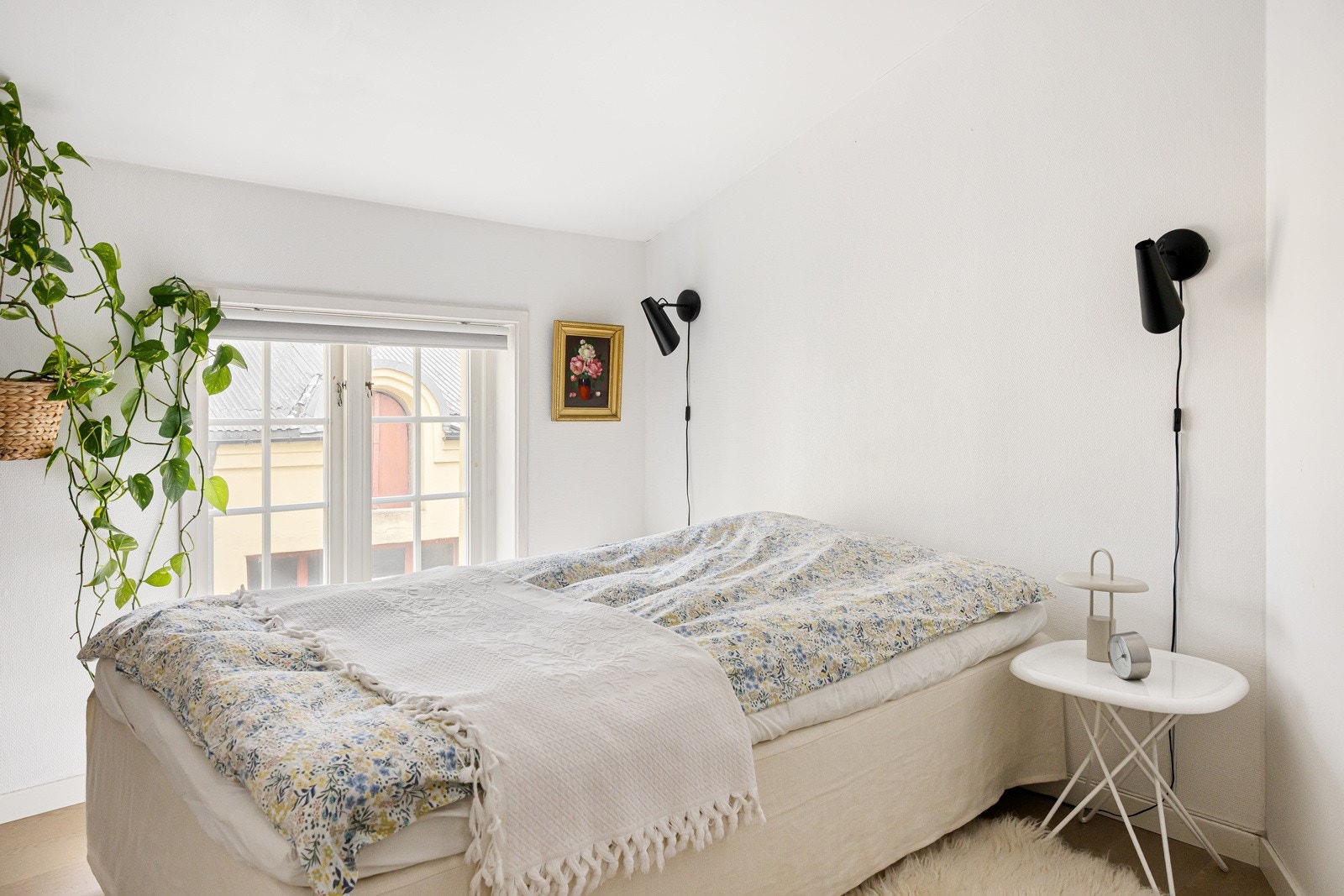 Boligen har to lyse og luftige soverom Galleribilde