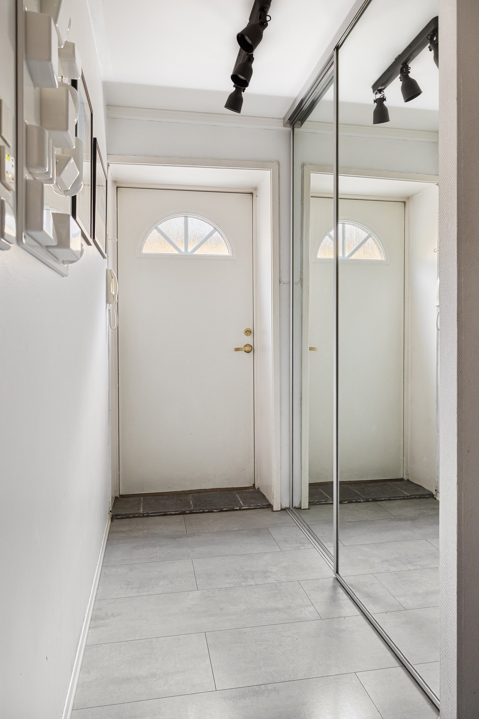 Koselig inngangsparti med skyvedørsgarderobe Galleribilde