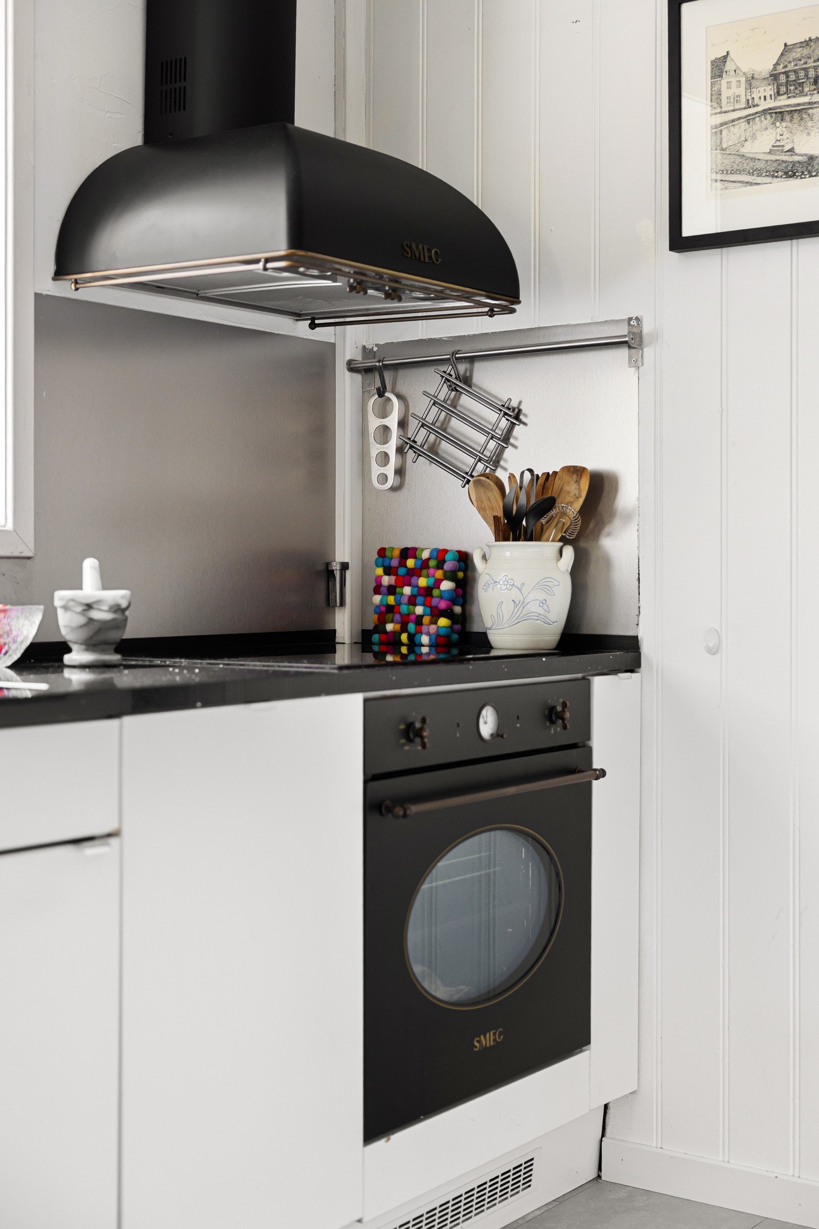 De fleste hvitevarer på kjøkkenet er integrert i innredningen Galleribilde