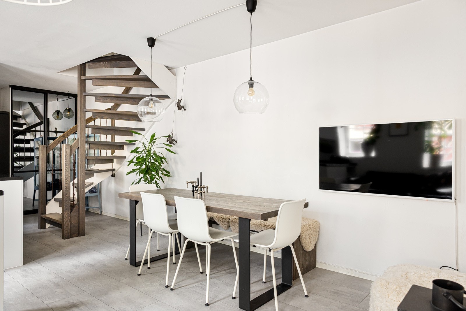 Boligen går over to etasjer og har en praktisk trappeløsning Galleribilde