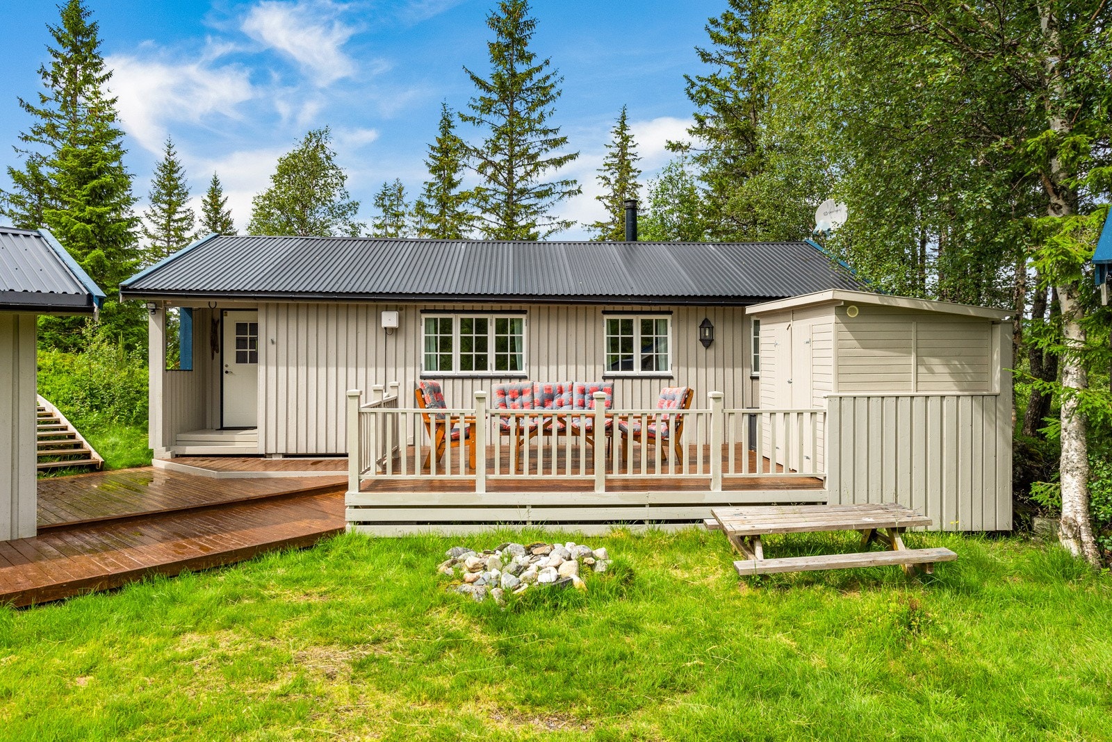 Hovedhytte med solrik og skjermet terrasse på utsiden Galleribilde