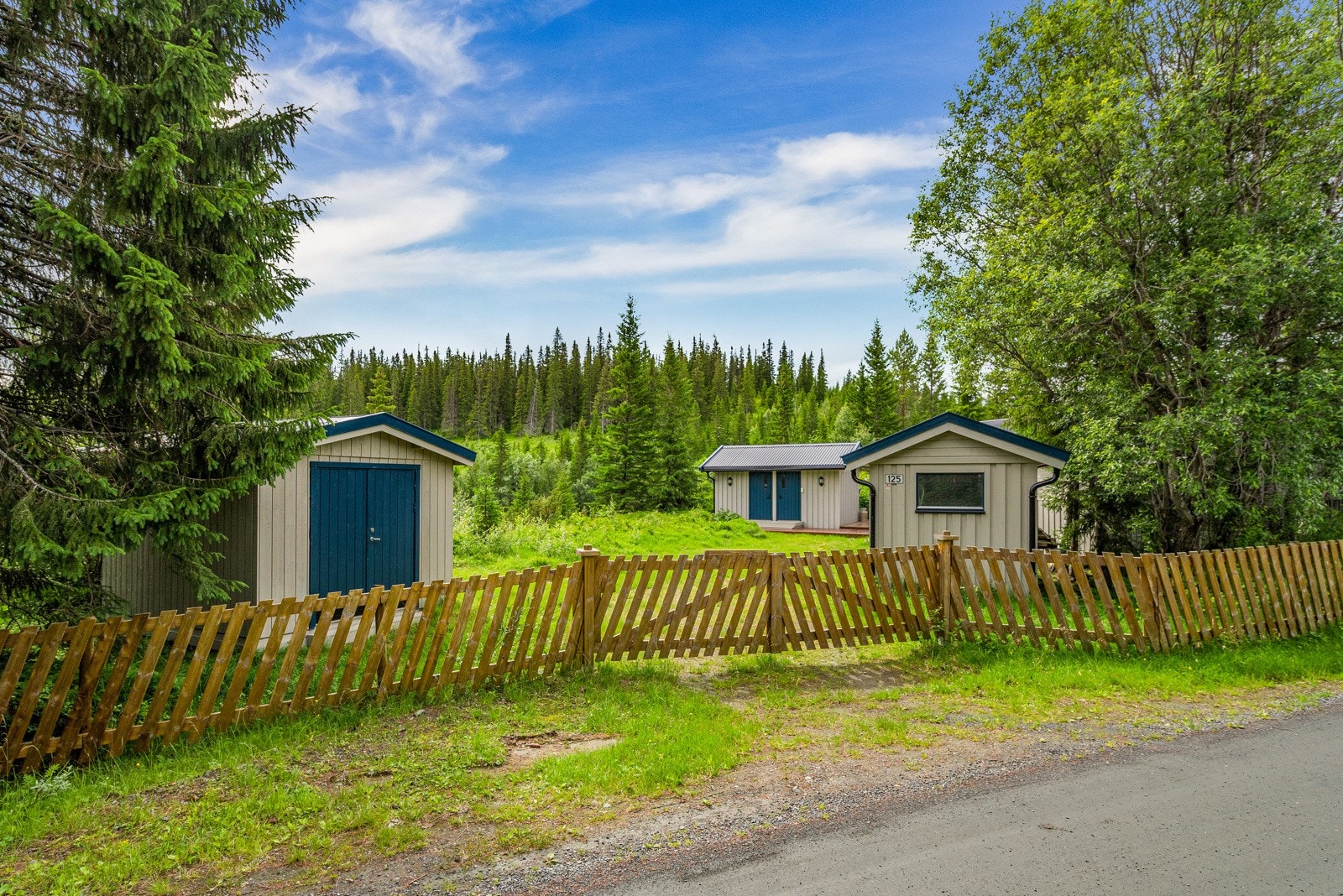 Tomten er inngjerdet mot veien Galleribilde