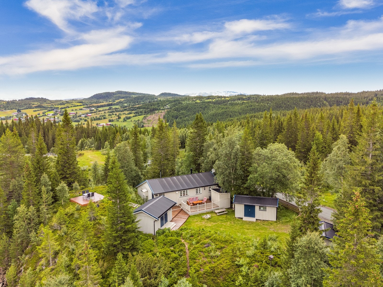 Tomten er selveiet og meget romslig - Fin tunløsning mellom byggene og flere oppholdsplasser utvendig Galleribilde