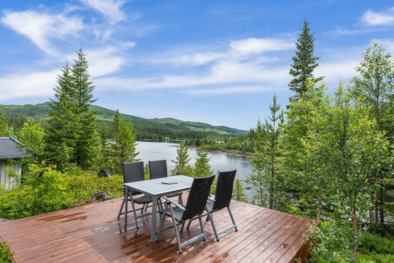 Frittstående terrasse på en høyde ved hytten Galleribilde
