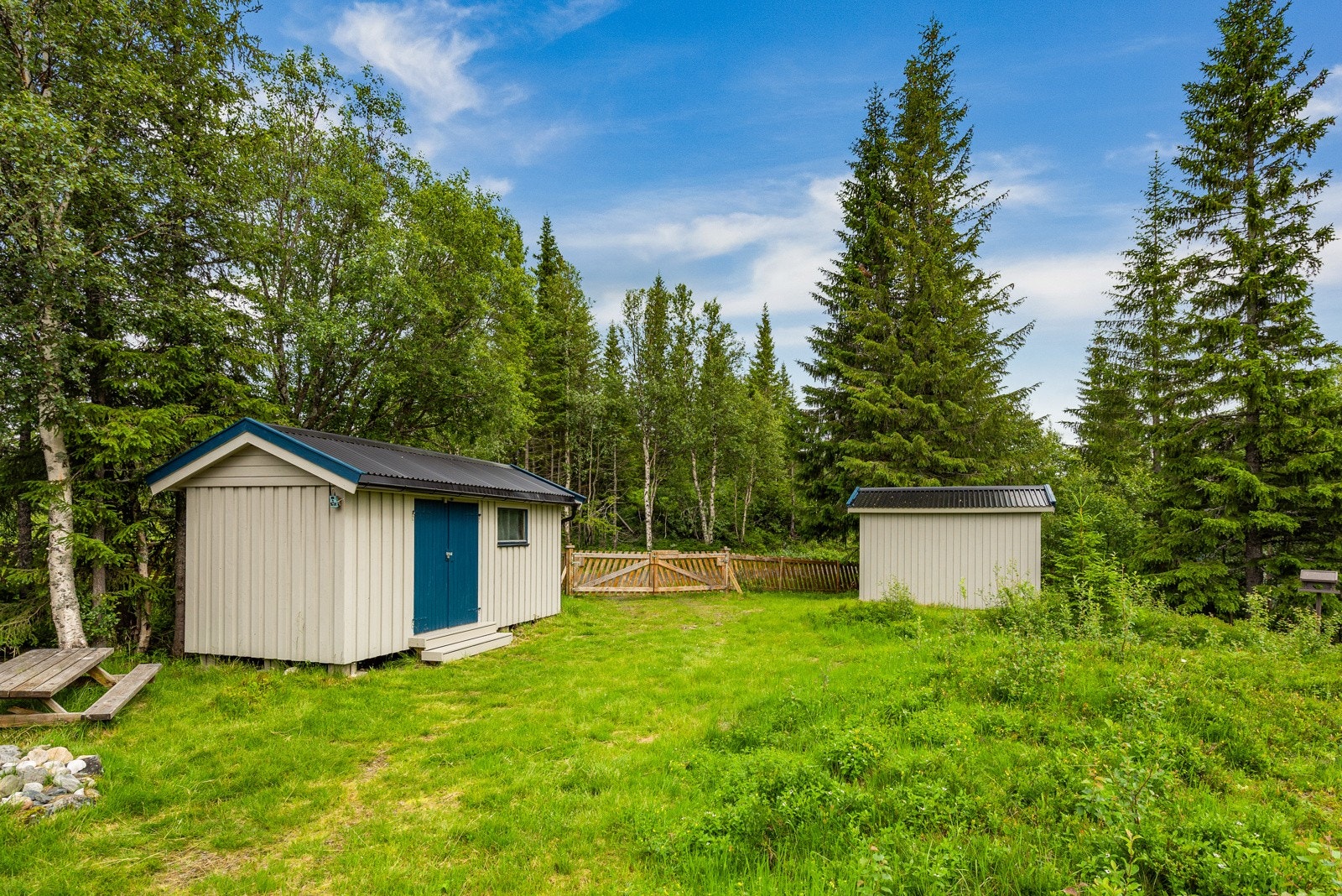 Godt med lagringsplass i 2 frittstående boder Galleribilde