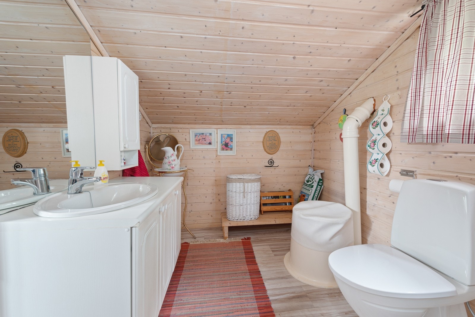 Badet har både vannklosset og mulldo Galleribilde