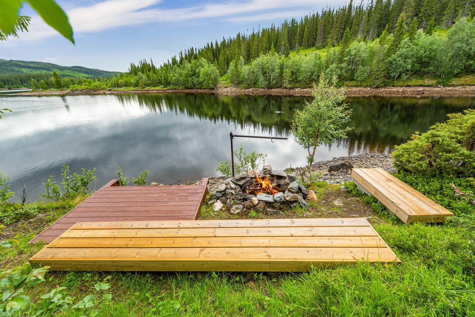 Flott opparbeidet bålplass ved sjøkanten Galleribilde
