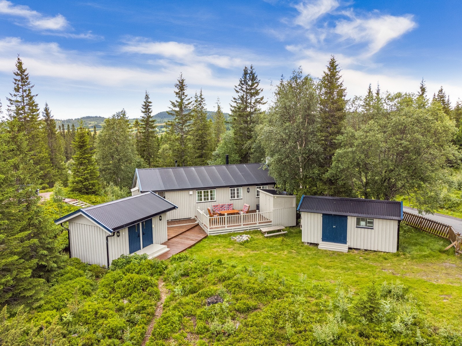 Eiendommen er godt tilrettelagt for helårs bruk, med både vei, vann, avløp og strøm på plass Galleribilde