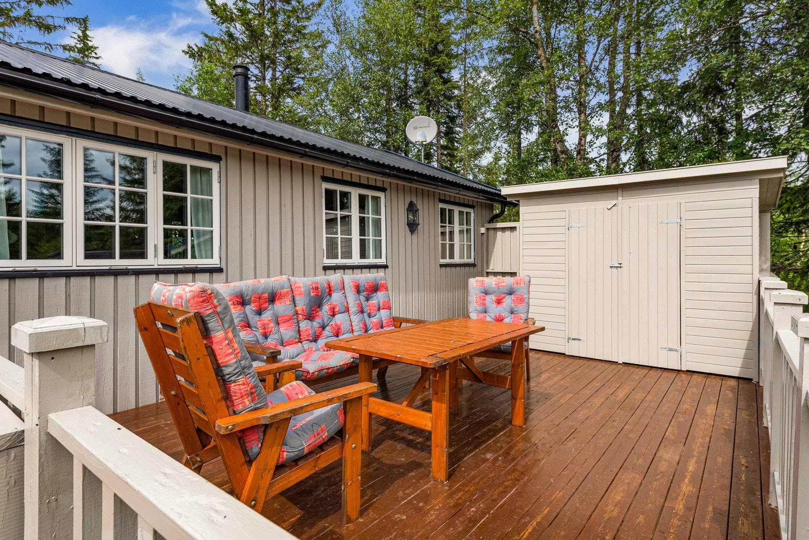 Terrasse med bod for grill og terrassemøbler Galleribilde