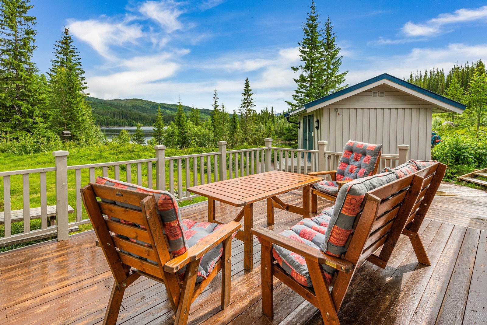 Flere uteplasser på tomten. Dette er terrassen ved hytten Galleribilde
