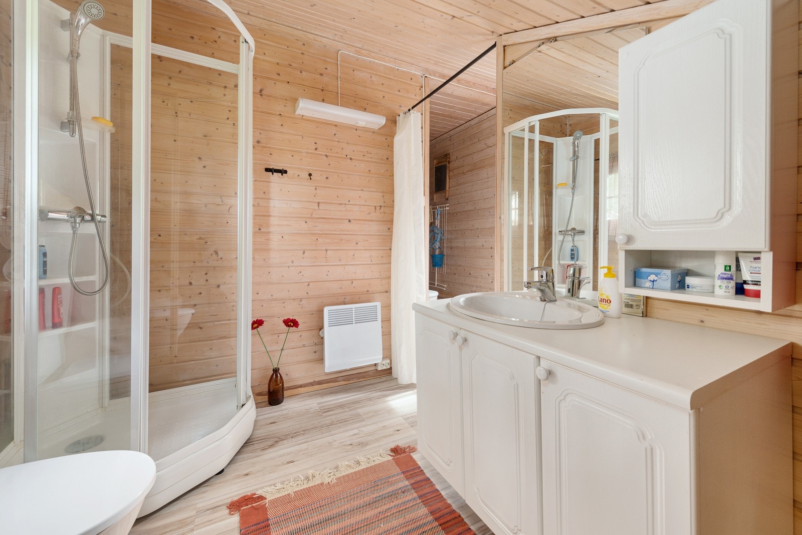 Bad med innredning og dusjkabinett Galleribilde