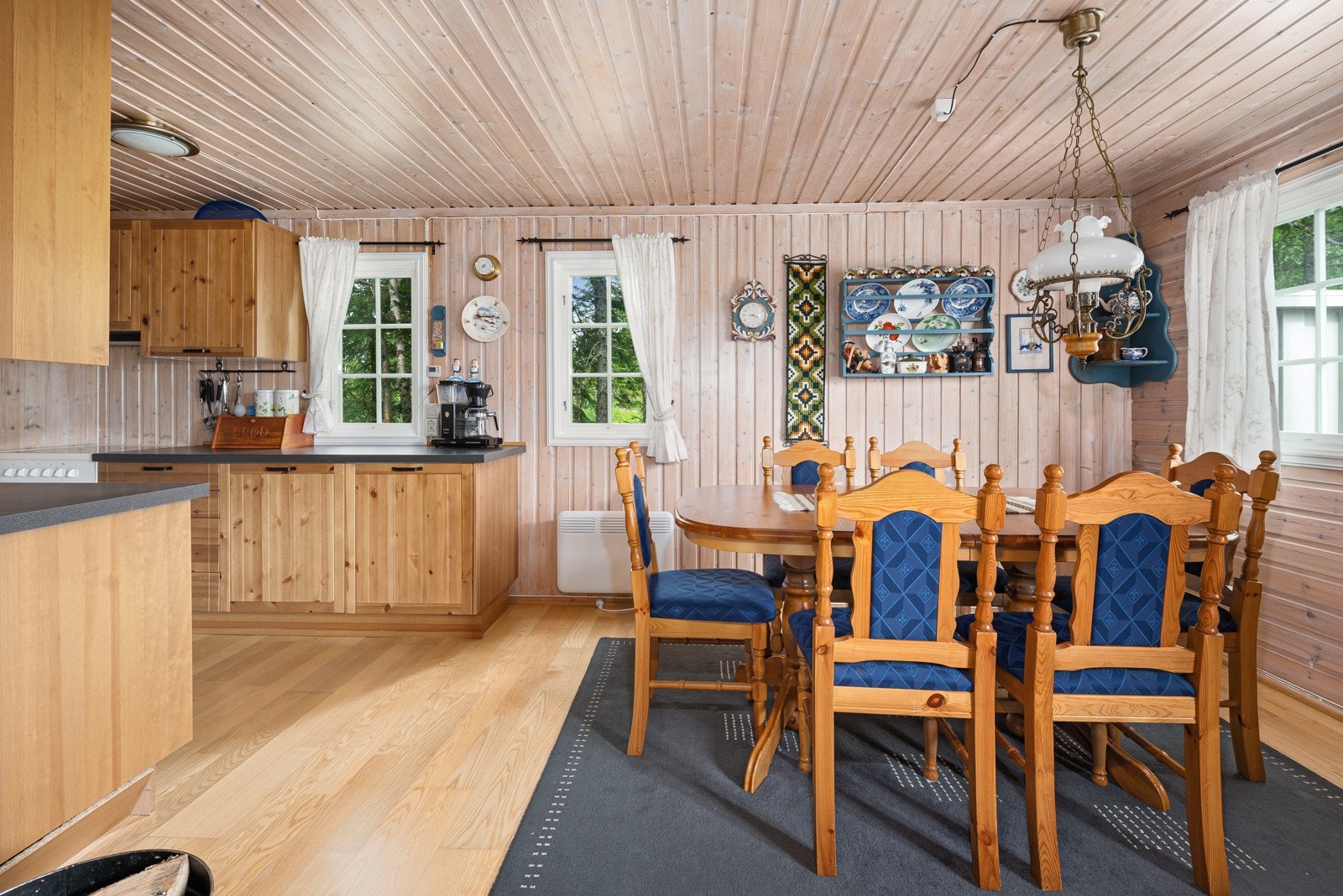 Spiseplass rett ved kjøkkenet Galleribilde