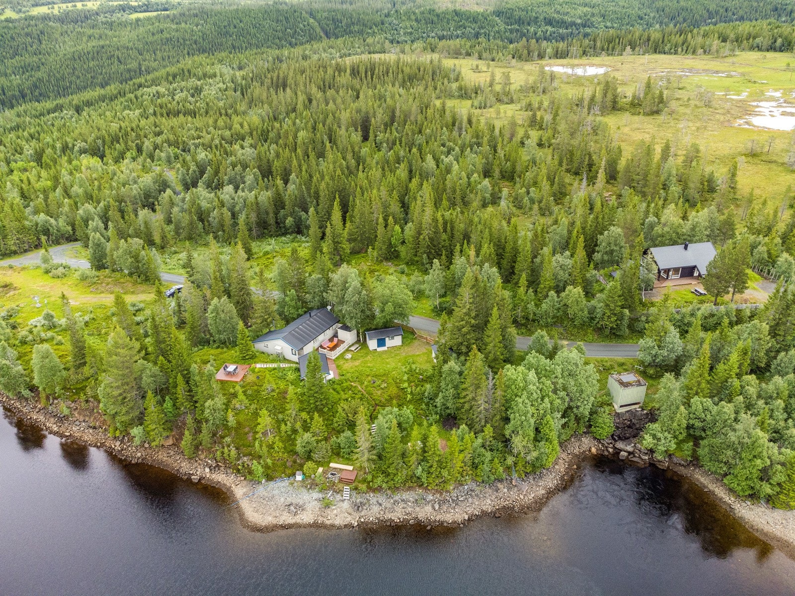 Eiendommen består av hytte anneks og 3 frittstående boder og ligger herlig til like ved Sølisjøen Galleribilde