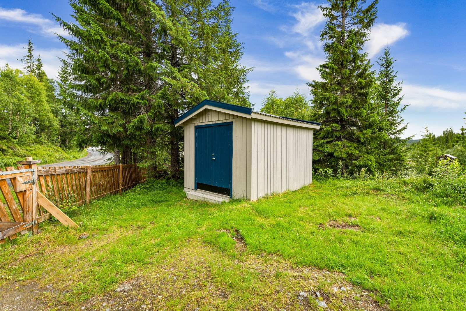 Praktisk uthus med lagerrom og også mulighet for parkering av scooter Galleribilde