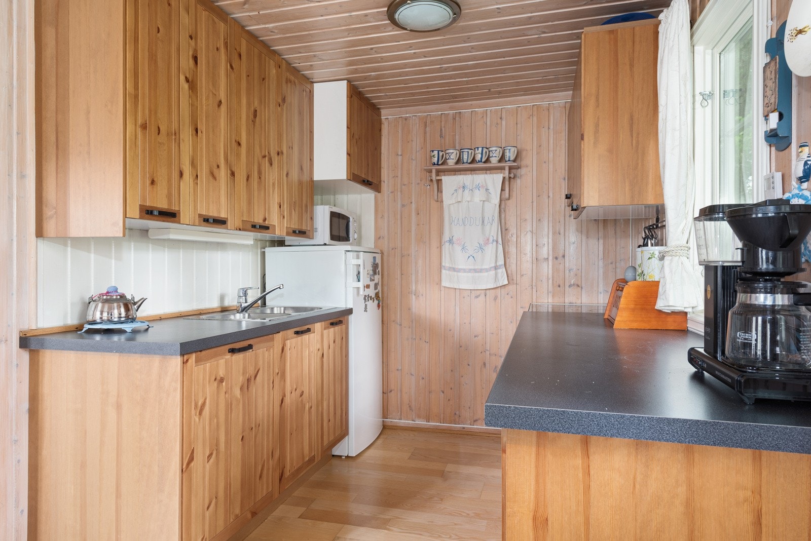 Godt med skapplass på kjøkkenet Galleribilde