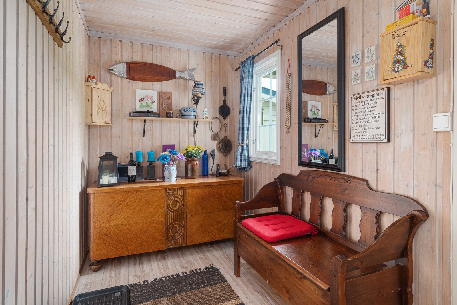 Mellomgang som kan brukes til garderobe Galleribilde